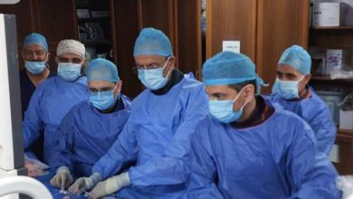 صورة | فريق طبي بمستشفى الجامعة يجري زراعة صمام رئوي لمريضة عشرينية دون جراحة قلب مفتوح