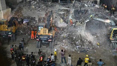 صورة | انهيار مبنى يسفر عن 8 وفيات وعشرات العالقين تحت الأنقاض في باكستان