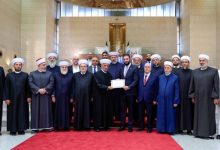 صورة | مفتي لبنان يقلد الرئيس السوري أحمد الشرع وسام دار الفتوى المذهّب