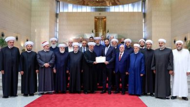 صورة | مفتي لبنان يقلد الرئيس السوري أحمد الشرع وسام دار الفتوى المذهّب