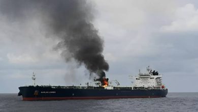 صورة | هجوم مزدوج بزوارق ومسيّرات على سفينة تجارية قبالة سواحل اليمن