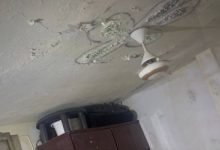 صورة | إخلاء بناية سكنية في مخيم إربد احترازيا بسبب تصدعات خطيرة.. فيديو وصور