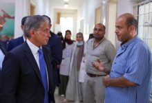 صورة | رئيس الوزراء يتفقد مركز صحي مغير السرحان ويستمع لملاحظات المراجعين ويوجه بتعزيز الخدمات الصحية