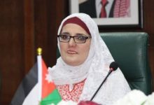 صورة | منى طه.. الأولى على “الشامل” في الفنون التطبيقية بعمر 58 عاماً