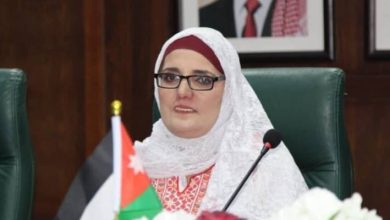صورة | منى طه.. الأولى على “الشامل” في الفنون التطبيقية بعمر 58 عاماً