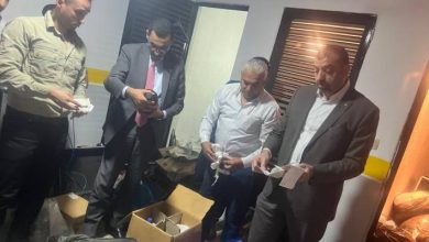 صورة | الغذاء و الدواء تداهم شقة سكنية لتصنيع مستحضرات التجميل بشكل مخالف