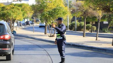 صورة | إدارة السير: تنويه للسائقين بسبب انقلاب مركبة على جسر المدينة الرياضية في عمَان
