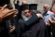 صورة | بطريركا القدس يزوران غزة بعد قصف الاحتلال كنيسة العائلة المقدسة في القطاع