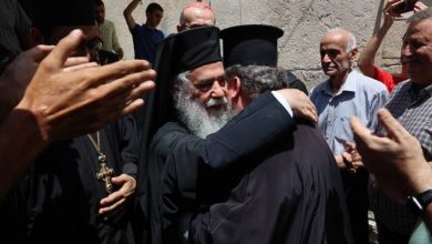 صورة | بطريركا القدس يزوران غزة بعد قصف الاحتلال كنيسة العائلة المقدسة في القطاع
