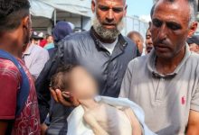 صورة | بالفيديو.. استشهاد طفل جوعاً في أحضان والده أثناء انتظارهما المساعدات شمال غزة