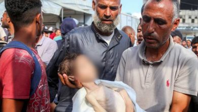 صورة | بالفيديو.. استشهاد طفل جوعاً في أحضان والده أثناء انتظارهما المساعدات شمال غزة