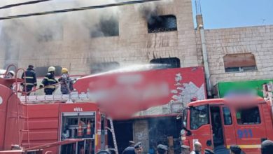 صورة | مراسل رؤيا: جهود متواصلة لإخماد حريق شب في محل تجاري بالكرك دون إصابات