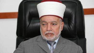 صورة | سلطات الاحتلال تفرج عن مفتي القدس الشيخ محمد حسين وتقرر إبعاده عن الأقصى