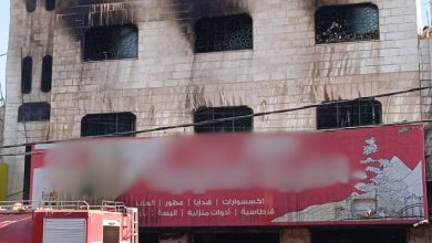 صورة | مراسل رؤيا: انتهاء عمليات الإطفاء والتبريد في محال تجارية في الكرك بعد حريق استمر نحو 12 ساعة