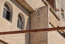 صورة | مراسل رؤيا: قرار بإخلاء مبنى سكني في إربد بعد سقوط أجزاء منه
