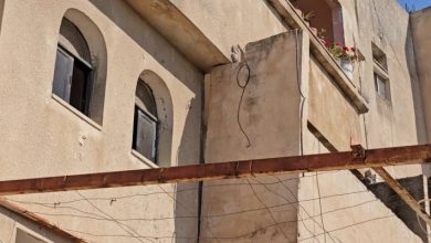 صورة | مراسل رؤيا: قرار بإخلاء مبنى سكني في إربد بعد سقوط أجزاء منه