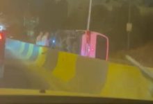 صورة | انقلاب مركبة في منطقة مرج الحمام يتسبب بتباطؤ حركة المرور