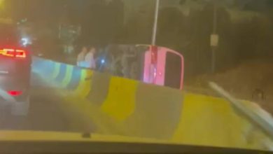صورة | انقلاب مركبة في منطقة مرج الحمام يتسبب بتباطؤ حركة المرور