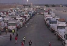 صورة | بدء تحرك شاحنات المساعدات من معبر رفح باتجاه معبر كرم أبو سالم تحت إشراف الهلال الأحمر المصري