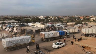صورة | “أ ف ب” عن إعلام مصري: بدء دخول شاحنات المساعدات إلى قطاع غزة