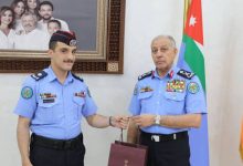 صورة | مدير الأمن العام يسلّم الملازم نور الدين الحباشنة هدية ملكية تقديراً لإنجازه الدولي
