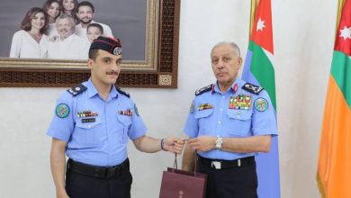 صورة | مدير الأمن العام يسلّم الملازم نور الدين الحباشنة هدية ملكية تقديراً لإنجازه الدولي