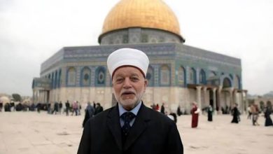 صورة | الاحتلال يُسلّم مفتي القدس قرارا بالإبعاد عن المسجد الأقصى لمدة أسبوع قابل للتجديد
