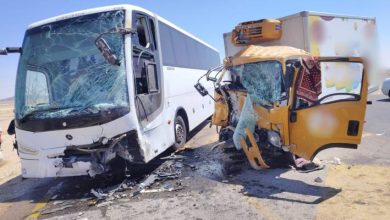 صورة | مصدر طبي لـ”رؤيا”: وفاتان و7 إصابات بتصادم مركبة وحافلة على الطريق الصحراوي