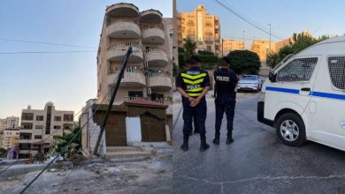 صورة | سقوط عمود كهرباء جراء اصطدام شاحنة في عمان.. صور
