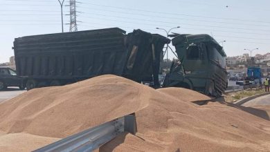 صورة | الأمن العام يكشف تفاصيل عن حادث تدهور مركبة شحن وقع على طريق المطار