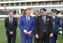 صورة الملك محمد السادس معزيا أفراد أسرة الراحل أحمد فرس… « ساهم بما حباه الله من موهبة فذة في تألق كرة القدم الوطنية »