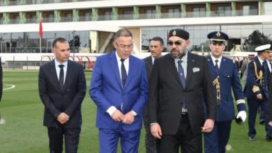 صورة الملك محمد السادس معزيا أفراد أسرة الراحل أحمد فرس… « ساهم بما حباه الله من موهبة فذة في تألق كرة القدم الوطنية »