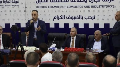 صورة دعوات لاستقالة الحكومة وتهديد بالاضراب وشل الاقتصاد في الخليل ..