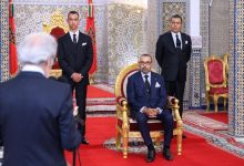 صورة الملك محمد السادس يستقبل والي بنك المغرب ويطلع على تقرير الوضعية الاقتصادية للمملكة