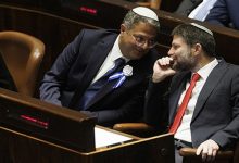 صورة مستوطنون يقاطعون كلمة سموتريتش ويطالبون بإقالته