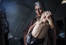 صورة تفطر القلوب غزة.. أطفال لا يستطيعون البكاء من شدة الجوع ويموتون بين يدي ذويهم وعالم يراقب بفزع وجزع