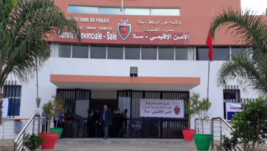 صورة الشرطة توقف شخصا وتتعقب آخر يشتبه تورطهما في سرقة سيارات نقل التطبيقات باستعمال العنف