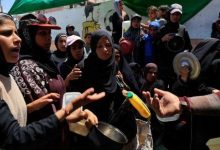 صورة نساء غزة يواجهن الموت جوعا أو القتل خلال البحث عن الطعام
