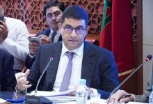 صورة الحكومة تتراجع عن منح “مجلس الصحافة” صلاحية توقيف المطبوعات والصحف استجابة لمطالب المعارضة والأغلبية