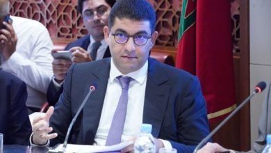 صورة الحكومة تتراجع عن منح “مجلس الصحافة” صلاحية توقيف المطبوعات والصحف استجابة لمطالب المعارضة والأغلبية