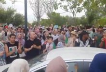 صورة مغاربة يحتجون أمام السفارة المصرية بالرباط