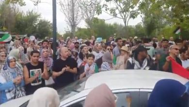 صورة مغاربة يحتجون أمام السفارة المصرية بالرباط