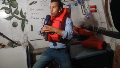 صورة الجيش الإسرائيلي يقتحم السفينة « حنظلة » ويعتقل الصحافي المغربي محمد البقالي
