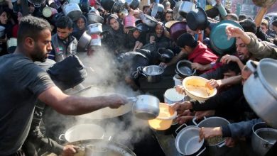 صورة الإعلامي الحكومي: غزة على أعتاب الموت الجماعي وسط حصار شامل وتجويع ممنهج