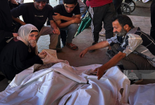 صورة شهيد ومصابون في قصف مسيرة للاحتلال خيمة نازحين غرب خان يونس