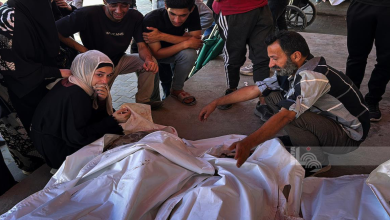 صورة شهيد ومصابون في قصف مسيرة للاحتلال خيمة نازحين غرب خان يونس