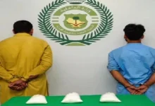 صورة القبض على مقيمَين بمنطقة المدينة المنورة لترويجهما مخدر الشبو