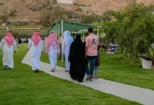صورة توافد الزوار على المناطق السياحية في منطقة الباحة للاستمتاع بالأجواء الصيفية
