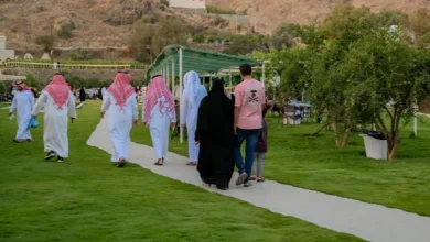 صورة توافد الزوار على المناطق السياحية في منطقة الباحة للاستمتاع بالأجواء الصيفية