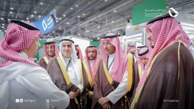 صورة وزير الصناعة يبحث بناء شراكات استثمارية مع نظيره الروسي